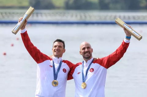 Pariz, 02.08.2024 - Hrvatski veslači Valent i Martin Sinković osvojili su zlatnu medalju u finalnoj utrci dvojca na pariće na Olimpijskim igrama Pariz 2024. foto HINA/ Damir SENČAR/ ds