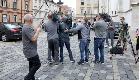 12.09.2019., Zagreb - Novinari i snimatelji cekaju ministre ispred Banskih dvora.rPhoto: Patrik Macek/PIXSELL