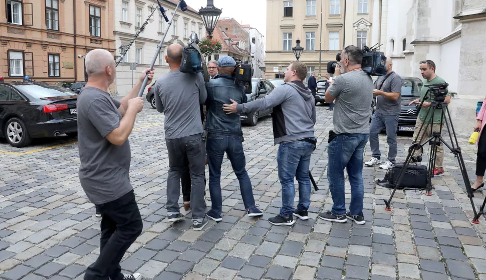 12.09.2019., Zagreb - Novinari i snimatelji cekaju ministre ispred Banskih dvora.rPhoto: Patrik Macek/PIXSELL