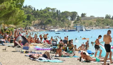 Makarska, 07.08.2020 - Turisti na plaћi u Makarskoj. foto HINA/ Jure DIVIЖ/ ik