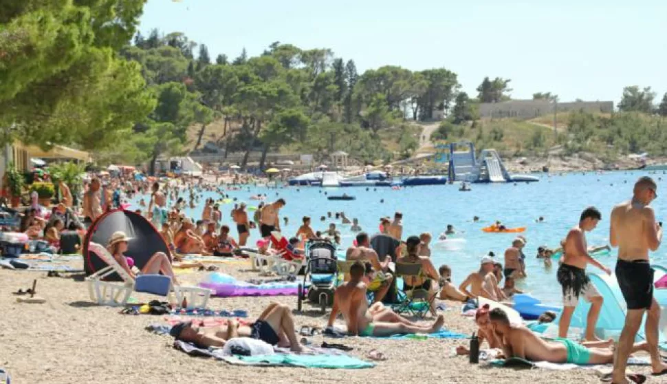 Makarska, 07.08.2020 - Turisti na plaћi u Makarskoj. foto HINA/ Jure DIVIЖ/ ik