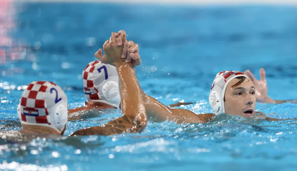 Pariz, 28.07.2024 - Vaterpolo utakmica turnira Olimpijskih igara Pariz 2024 između reprezentacija Hrvatske i Crne Gore. Na slici hrvatski vaterpolisti slave nakon pobjede.foto HINA/ Damir SENČAR/ ds