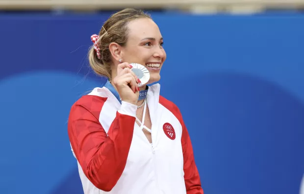Pariz, 03.08.2024 - Najbolja hrvatska tenisačica Donna Vekić osvojila je srebrnu medalju na olimpijskom turniru u Roland Garrosu, gdje ju je u finalnom dvoboju pojedinačne konkurencije na pari&scaron;koj crvenoj zemlji pobijedila sedma igračica svijeta Zheng Qinwen sa 6-2, 6-3. foto HINA/ Damir SENČAR/ ds