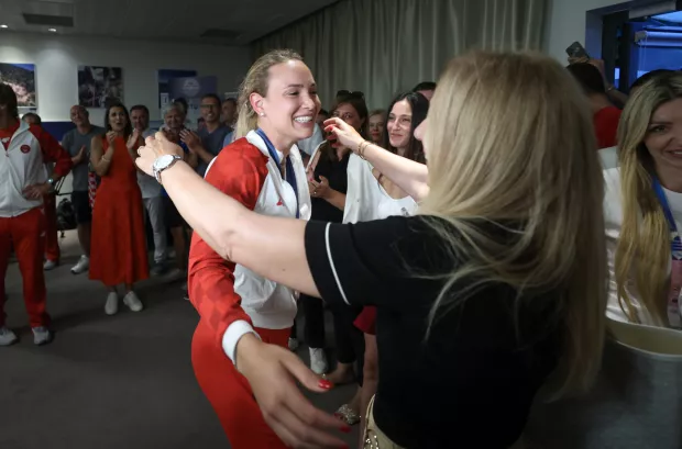 Pariz, 03.08.2024 - Doček Done Vekić u Hrvatkoj kući u Parizu nakon &scaron;to je u finalu teniskog turnira na Olimpijskim igrama Pariz 2024 osvojila srebrnu medalju. Na slici Donna Vekić, majka Brankica Vekić.foto HINA/ Damir SENČAR/ ds