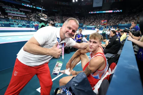 Pariz, 04.08.2024 - Hrvatski gimnastičar Filip Benović tijekom finala preskoka na Olimpijskim igrama Pariz 2024. Na slici Filip Benović i njegov trener Vladimir Mađarević.foto HINA/ Damir SENČAR/ ds