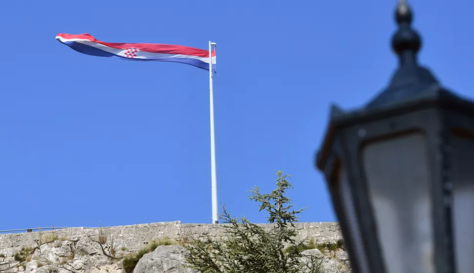 18.07.2024., Knin - Hrvatska zastava na kninskoj tvrdjavi. Photo: Hrvoje Jelavic/PIXSELL