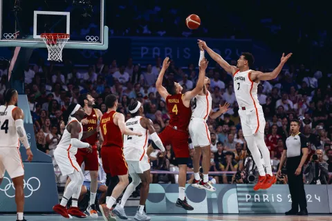 epa11520075 Dwight Powell of Canada (R) in action against Jaime Pradilla of Spain (3-R) during the Men's Basketball Group A match between Canada and Spain in the Paris 2024 Olympic Games, at the Pierre Mauroy Stadium in Villeneuve-d'Ascq, France, 02 August 2024. EPA/ALEX PLAVEVSKI