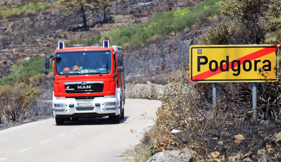 Podgora, 2.8.2024.- Po?ar u Podgori. Fronta po?ara u Tu?epima i Podgori je duga 18 kilometara jer se tamo proteklih dana spojilo nekoliko po?ara u jedan. foto HINA/ Jure DIVI?/ ua