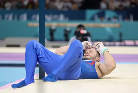 Pariz, 05.08.2024 - Hrvatski gimnastičar Tin Srbić ostao je bez medalje na Olimpijskim igrama u Parizu u ponedjeljak, dok je zlato u natjecanju na preči osvojio Japanac Oka Shinnosuke. foto HINA/ Damir SENČAR/ ds