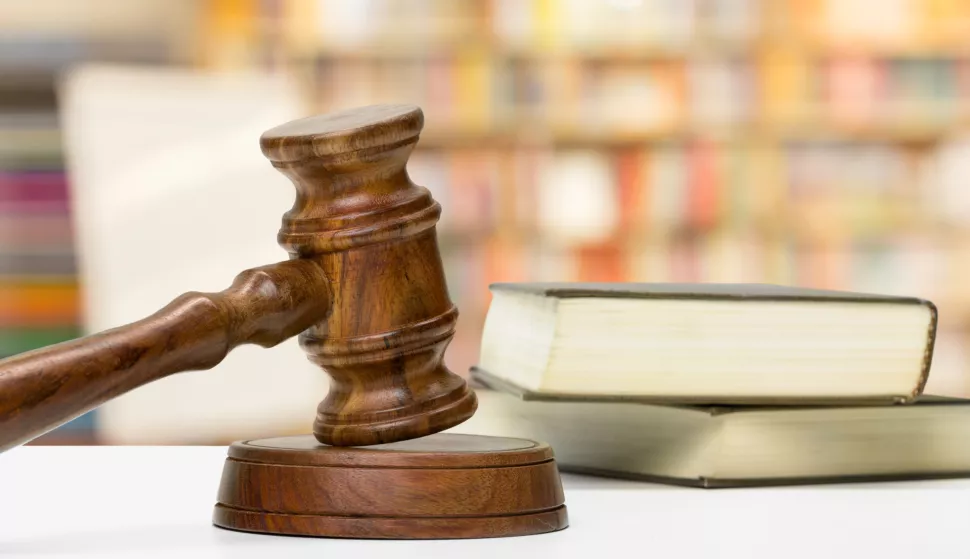 Wooden gavel and books on wooden tablesudnica sud suđenje