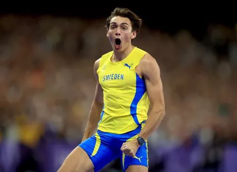 epa11528860 Armand Duplantis of Sweden celebrates after clearing the bar at 6.25m to set a new world record in the Men Pole Vault final of the Athletics competitions in the Paris 2024 Olympic Games, at the Stade de France stadium in Saint Denis, France, 05 August 2024. EPA/MARTIN DIVISEK