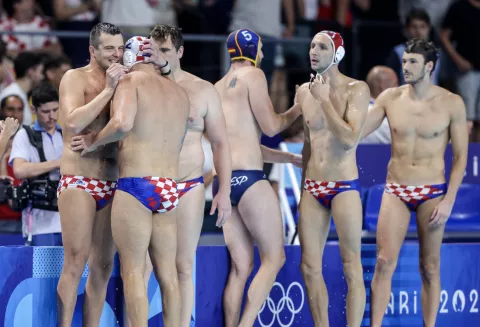 Pariz, 07.08.2024 - Utakmica četvrtfinala turnira u vaterpolu na Olimpijskim igrama Pariz 2024, Hrvatska - Španjolska. Na slici hrvatski vaterpolisti slave nakon pobjede.foto HINA/ Damir SENČAR/ ds