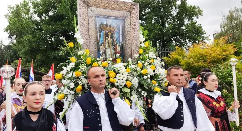 Spašena slika s likom Gospe Voćinske krasi blagdanske procesije