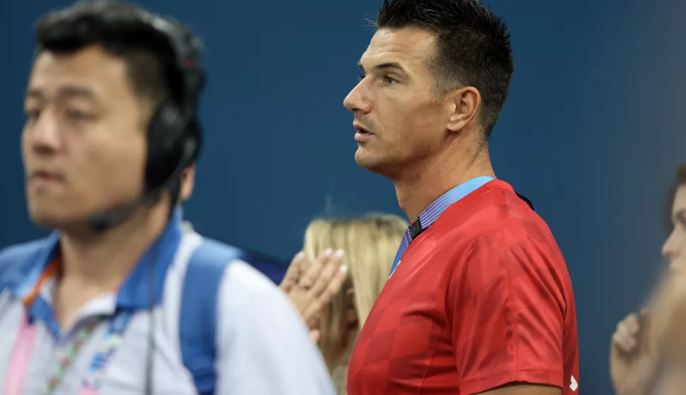 Pariz, 05.08.2024 - Hrvatski gimnastičar Tin Srbić ostao je bez medalje na Olimpijskim igrama u Parizu u ponedjeljak, dok je zlato u natjecanju na preči osvojio Japanac Oka Shinnosuke. Na slici Valent Sinković do&scaron;ao je podržati Tina Srbića.foto HINA/ Damir SENČAR/ ds