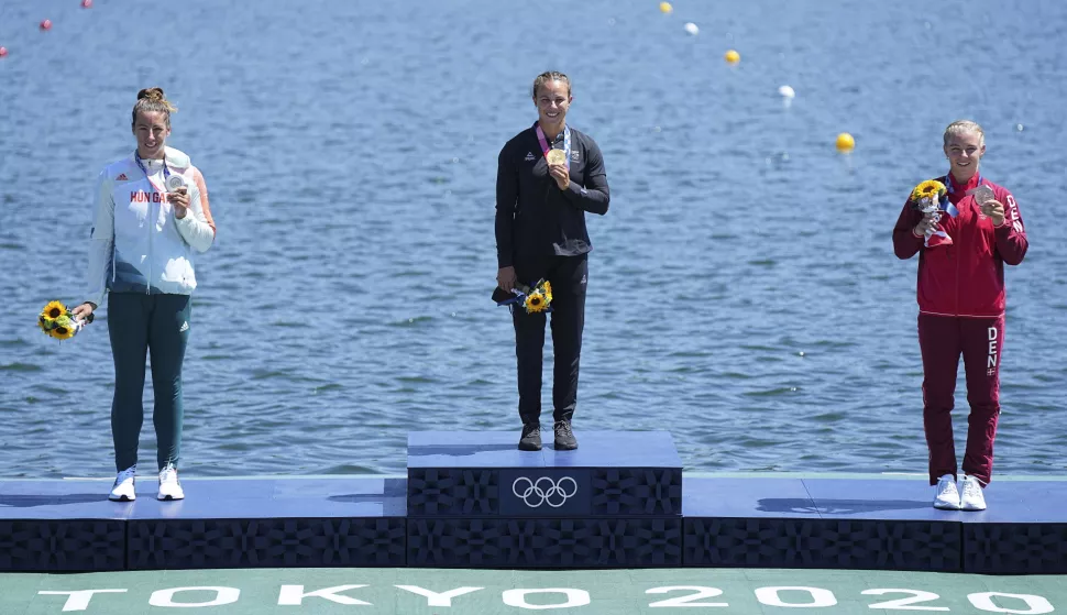 epa09396697 Gold medalist Lisa Carrington of New Zealand (C) silver medalist Tamara Csipes of Hungary (L) and bronze medalist Emma Aastrand Jorgensen of Denmark (R) during the medal ceremony for the Women's Kayak Single 500m final of Canoe Sprint at the Tokyo 2020 Olympic Games at the Sea Forest Waterway in Tokyo, Japan, 05 August 2021. EPA/NIC BOTHMA