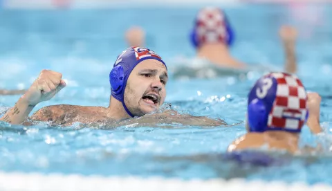 Pariz, 09.08.2024 - Polufinalna utakmica vaterpolo turnira Olimpijskih igara Pariz 2024 između reprezentacija Mađarske i Hrvatske. Na slici hrvatski vaterpolisti slave postignuti zgoditak.foto HINA/ Damir SENČAR/ ds