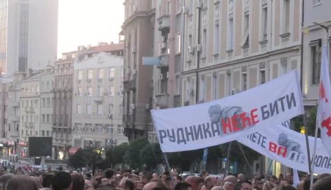   Beograd, 10.08.2024 - Deseci tisu?a ljudi prosvjeduju u subotu nave?er u sredi?tu Beograda protiv rudarenja litija na poziv ekolo?kih udruga i pokreta zahtjevaju?i od vlade da usvoji Zakon o trajnoj zabrani geolo?kih istra?ivanja i eksploatacije litija i bora u Srbiji. foto HINA/ Velimir ILI?/ ik         