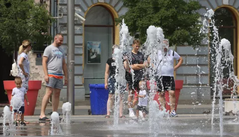 Osijek, 08. 08. 2022, Trg Ante Starcevica, podna fontana. Djeca uzivaju u fontani. Djeca u pratnji roditelja se igraju u fontani. Ikako je najavljena promjena vremena i osvjezenje danas je bilo jos vrlo toplo. Slobodnjak.snimio GOJKO MITIĆ