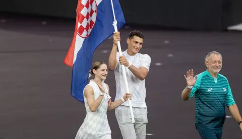 Pariz, 11.08.2024 - Svečanost zatvaranja Olimpijskih igara Pariz 2024 na Stade de France stadionu. Hrvatsku zastavu na zatvaranju su nosili Lena Stojković i Ivan Šapina.foto HINA/ Damir SENČAR/ ds