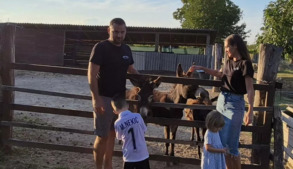 Ivan sa suprugom Ivanom i djecom na imanju