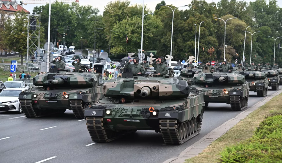 epa11544503 Polish soldiers take part in the final rehearsal of a parade prior to Polish Armed Forces Day, in Warsaw, Poland, 11 August 2024. Over 2,500 soldiers, tanks, armored vehicles, airplanes and helicopters will take part in the Grand Polish Armed Forces Parade which will take place in Warsaw on 15 August. EPA/RADEK PIETRUSZKA POLAND OUT