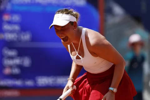 epa11508420 Donna Vekic of Croatia reacts during the Women's Singles third round match against Coco Gauff of the US at the Tennis competitions in the Paris 2024 Olympic Games, at the Roland Garros in Paris, France, 30 July 2024. EPA/RITCHIE B. TONGO