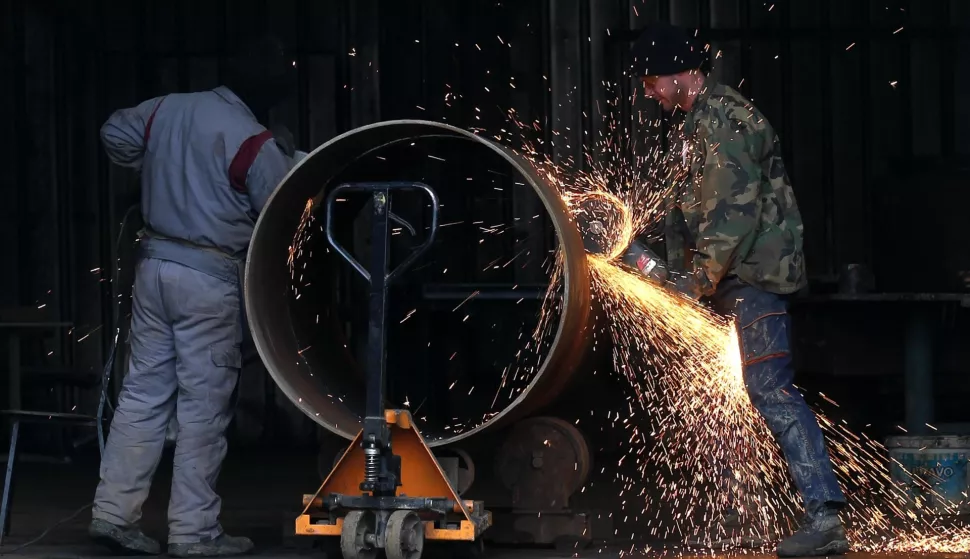 27.03.2015., Zagreb - Radnici pile metalnu cijev. Photo: Zeljko Lukunic/PIXSELL