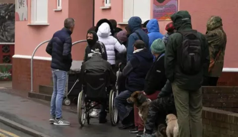 "Siromaštvo u Ujedinjenom Kraljevstvu - Zaboravljeni od krune""Poverty in the UK: Forgotten by the Crown" (2022)