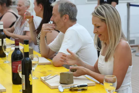 Osijek, 14, 08. 2024, Tvrđa, Trg Svetog Trosjstva, Arheolo&scaron;ki muzej, Kiparska radionica za odrasle i ku&scaron;anje vina.snimio GOJKO MITIĆ