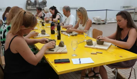 Osijek, 14, 08. 2024, Tvrđa, Trg Svetog Trosjstva, Arheolo&scaron;ki muzej, Kiparska radionica za odrasle i ku&scaron;anje vina.snimio GOJKO MITIĆ