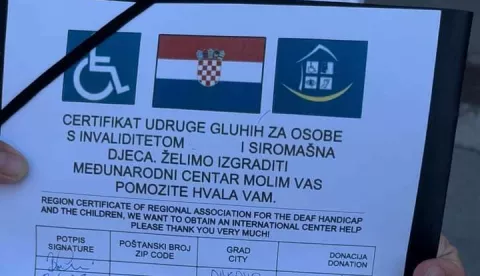 ĐAKOVOS dva neuvjerljiva loga i crtežom hrvatske trobojnice u zaglavlju nepoznate skupine ovih dana po Đakovu pokazuju građanima "certifikat Udruge gluhih za osobe s invaliditetom i sromašna djeca", tražeći od njih novac. U dnu tabele koju trebaju ispuniti "donatori" stoji da je minimum donacije ni manje-ni više nego 20 eura.kolovoz 2024.