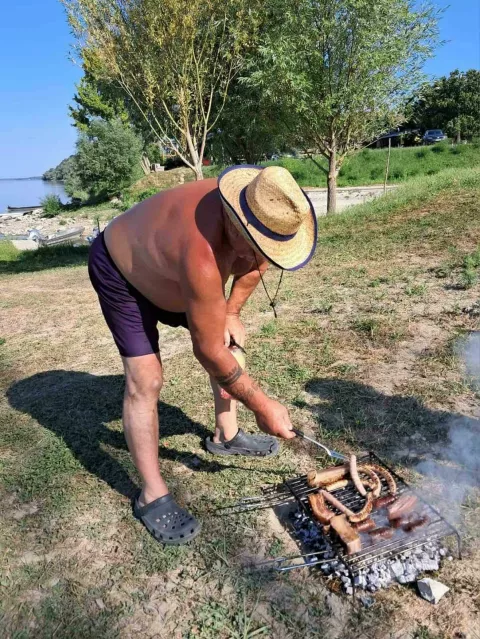 Šarengradsko "dunavsko Zrće" - dnevno i 100-tinjak kupača, a redovno se na plaži kuha čobanac, fiš....