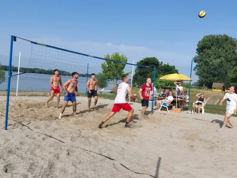 Šarengradsko "dunavsko Zrće" - među brojnim sadržajima i teren za odbojku na plaži