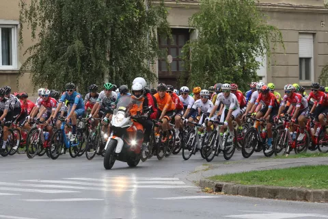 Osijek, 28. 09. 2021, CRO Race 2021, Biciklisticka utrka, revijalna voznja kroz Osijek i start utrke. Ulica Hrvatske Republike Vukovarska, Radiceva i Gunduliceva.snimio GOJKO MITIĆ