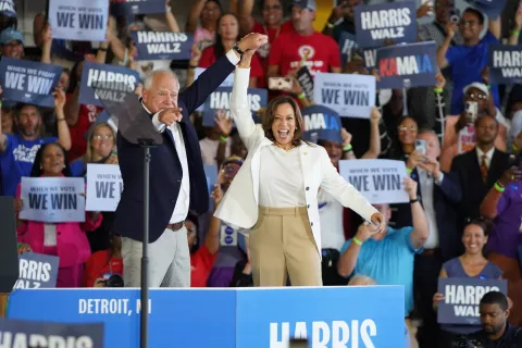 epa11535369 Democratic presidential candidate US Vice President Kamala Harris (R) and Democratic vice presidential candidate Minnesota Governor Tim Walz during a campaign event in Detroit, Michigan, USA, 07 August 2024. EPA/DIEU-NIALO CHERY