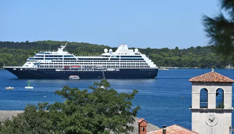 PULA-Jutros je u pulsku luku uplovio kruzer Azamara Pursuit, ovaj luksuzni kruzer s oko 380 clanova posade u Pulu je dovezao oko 700 putnika koji su na krstarenje Mediteranom krenuli iz Venezije, u Puli ce se zadrzali negdje do 17,30 sati, kad je ovaj luksuzni kruzer isplovio iz pulske luke.11.08.2024. SNIMIO DUSKO MARUSIC CICI