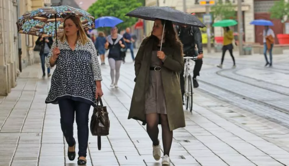 OSIJEK, 14. 05. 2020, KAPUCINSKA ULICA, KISA, PROLJETNI PLJUSAK, SLOBODNJAK. KORONA VIRUS, COVID-19..snimio GOJKO MITIC