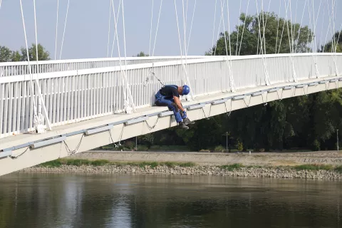 Osijek, 20. 08. 2024., Pješački most, rasvjeta, nova rasvjeta, radoviSNIMIO BRUNO JOBST