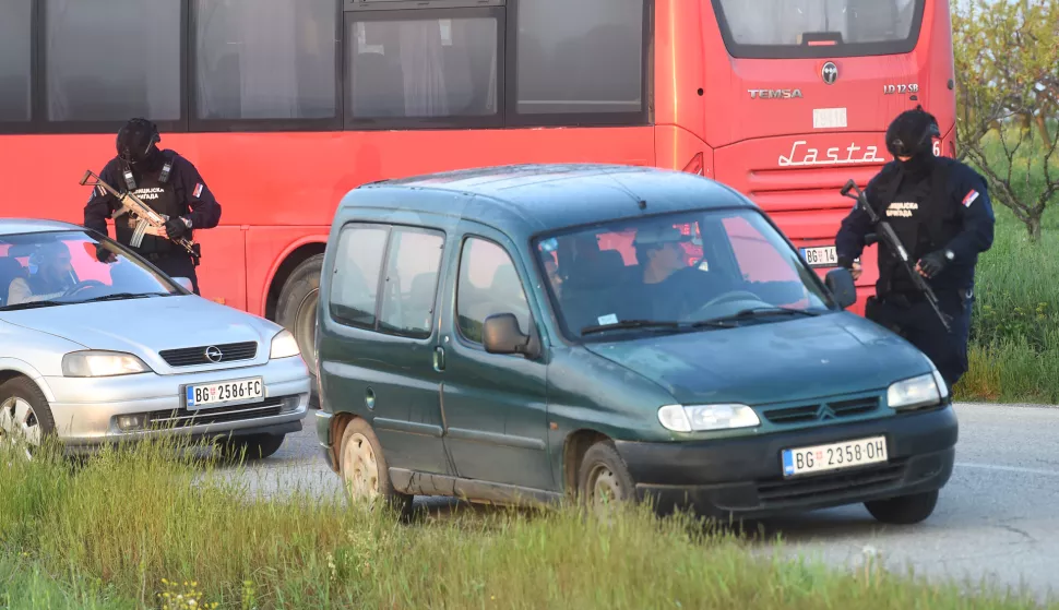 Beograd, 05.05.2023. - Osam osoba je ubijeno, a najmanje 10 ih je ranjeno u pucnjavi u četvrtak navečer kod Mladenovca, četrdesetak kilometara od Beograda, javljaju beogradski mediji, navodeći da se prema neslužbenim saznanjima strahuje kako bi broj žrtava mogao biti i veći. Na fotografiji policija. foto HINA/ TANJUG/ STRAHINJA AĆIMOVIĆ/ bg/ ml