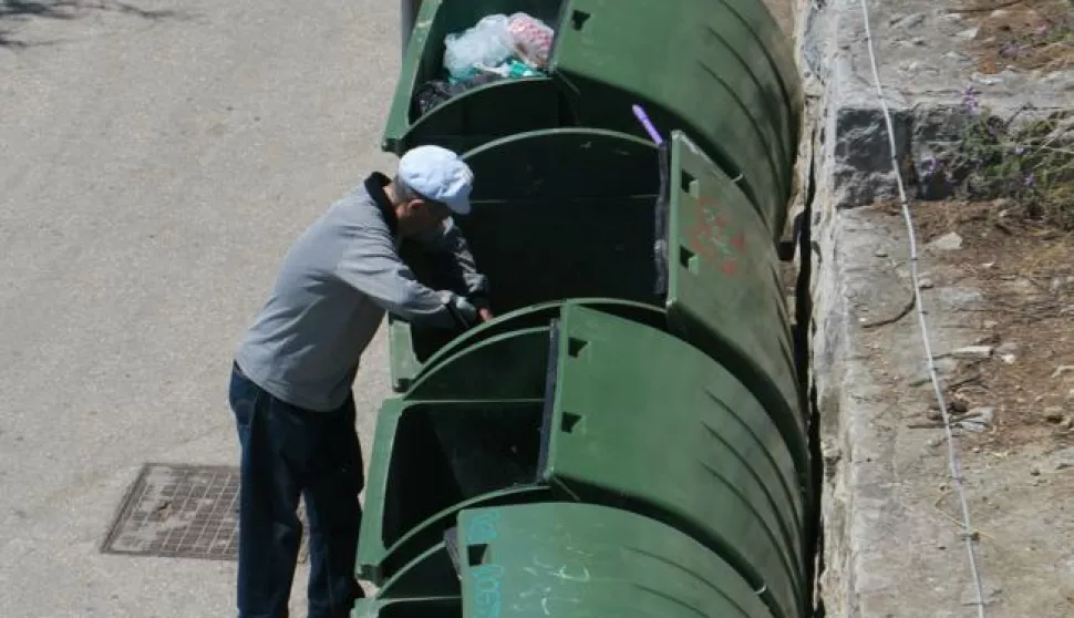 22.05.2016., Split - Losa gospodarska situacija tjera mnoge gradjane da pokusaju prezivjeti iz dana u dan skupljajuci plasticnu ambalazu za koju jos uvijek dobijaju naknadu. Photo: Ivo Cagalj/PIXSELL