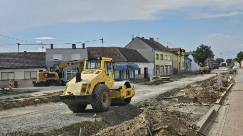 ĐAKOVOU dijelovima triju đakovačkih ulica - Ante Starčevića te susjednih joj Joze Ivakića i Pa&scaron;inom prolazu - u tijeku su radovi na njihovoj rekonstrukciji. 21. kolovoza 2024.