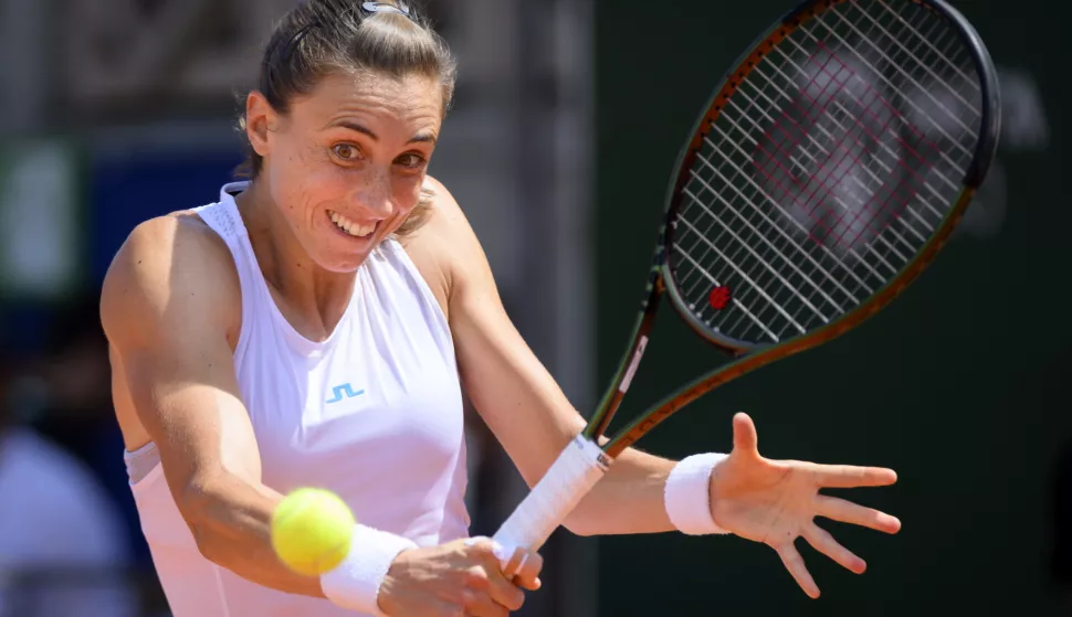 epa10075994 Croatia's Petra Martic returns a ball to Serbia's Olga Danilovic during their final match at the WTA International Ladies Open Lausanne tennis tournament, in Lausanne, Switzerland, 17 July 2022. EPA/LAURENT GILLIERON