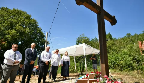 Grubori, 23.08.2024. - Srpsko narodno vijeće (SNV), Vijeće srpske nacionalne manjine &Scaron;ibensko-kninske županije i obitelji ubijenih civila organizirali su komemoraciju za civilne žrtve stradale tijekom i nakon vojno-redarstvene operacije "Oluja" u selu Plavno i zaseoku Grubori. foto HINA/ SNV/ tm