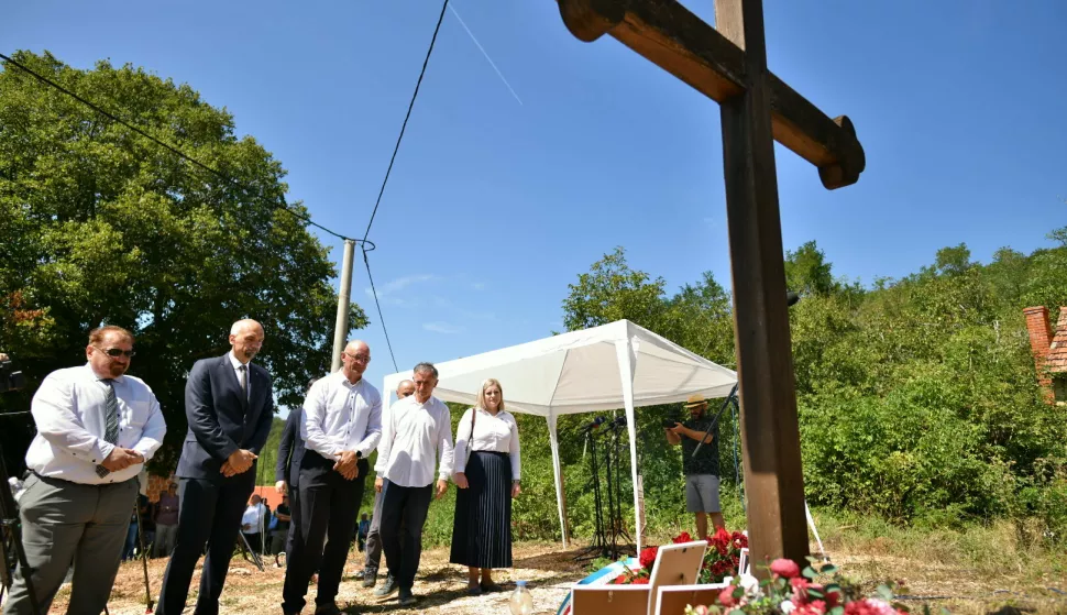 Grubori, 23.08.2024. - Srpsko narodno vijeće (SNV), Vijeće srpske nacionalne manjine Šibensko-kninske županije i obitelji ubijenih civila organizirali su komemoraciju za civilne žrtve stradale tijekom i nakon vojno-redarstvene operacije "Oluja" u selu Plavno i zaseoku Grubori. foto HINA/ SNV/ tm