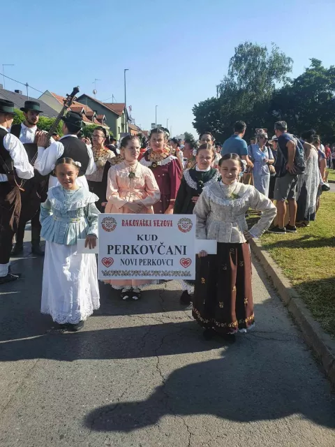 NOVI PERKOVCISelo je bez KUD-a bilo 45 godina, a kada ga je opet dobilo 2017., njegovi folkloraši vratili su mu život. KUD Perkovčani od tada promiče glas o svome selu2024.