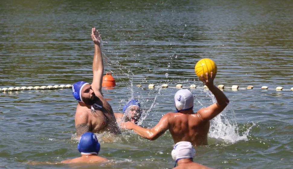 Osijek, 24. 08. 2024, Bajer na Jugu 2. Prvi amaterski vaterpolo turnir: "Vaterpolo na Bajeru".Okupio je deset ekipa. Ljegulje, Sjenjak, Jug 2, Udruga podvodnih sportova Osijek, Atomski mravi, Čuvari Đurđine nevinosti, VK Osijek, Paška Karašica, No Name i Tony Hawk...snimio GOJKO MITIĆ