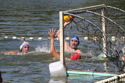 Osijek, 24. 08. 2024, Bajer na Jugu 2. Prvi amaterski vaterpolo turnir: "Vaterpolo na Bajeru".Okupio je deset ekipa. Ljegulje, Sjenjak, Jug 2, Udruga podvodnih sportova Osijek, Atomski mravi, Čuvari Đurđine nevinosti, VK Osijek, Paška Karašica, No Name i Tony Hawk...snimio GOJKO MITIĆ