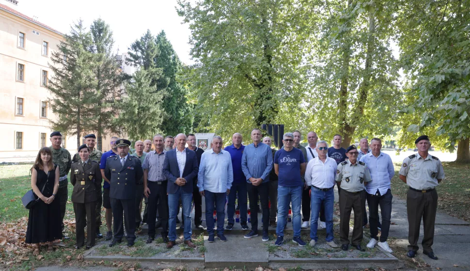 Osijek, 24. 08. 2024., Campus, Vojna policija, polaganje vijenaca, vijenci, spomen na poginule članove Vojne policijeSNIMIO BRUNO JOBST