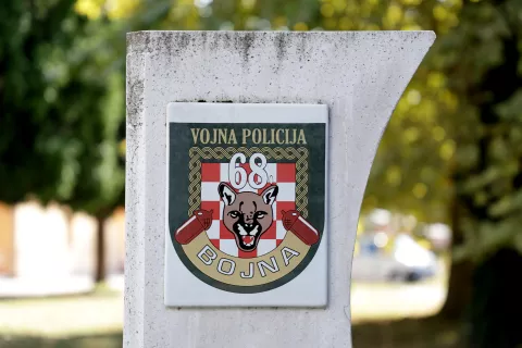 Osijek, 24. 08. 2024., Campus, Vojna policija, polaganje vijenaca, vijenci, spomen na poginule članove Vojne policijeSNIMIO BRUNO JOBST