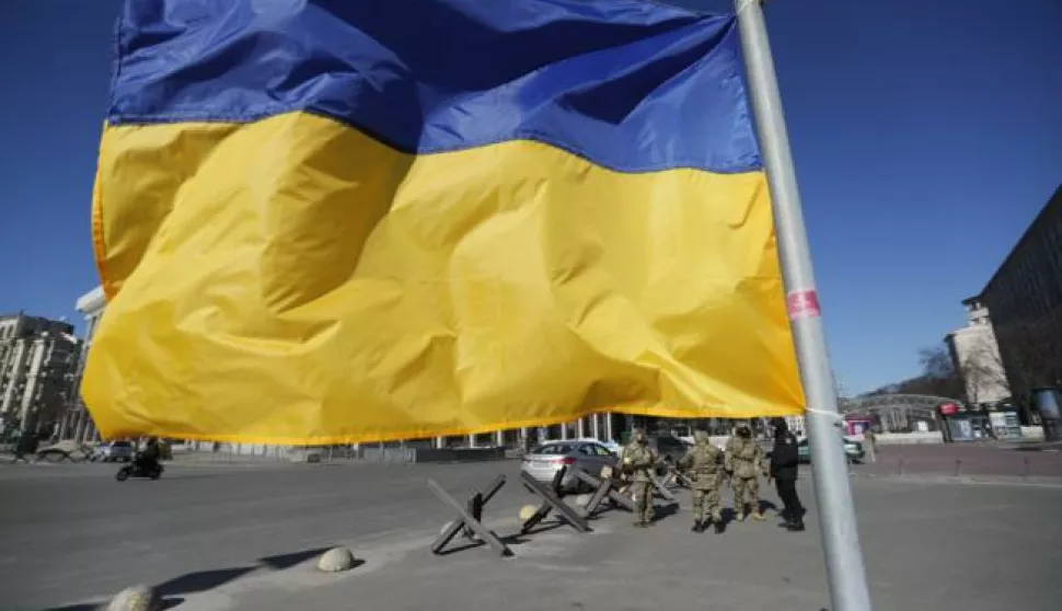 epa09814863 The Ukrainian national flag waves in the wind in downtown Kyiv (Kiev), Ukraine, 10 March 2022. According to the United Nations High Commissioner for Refugees (UNHCR), Russia's military invasion of Ukraine, which started on 24 February, has caused destruction of civilian infrastructure as well as civilian casualties, with tens of thousands internally displaced and over two million refugees fleeing Ukraine. EPA/ZURAB KURTSIKIDZE